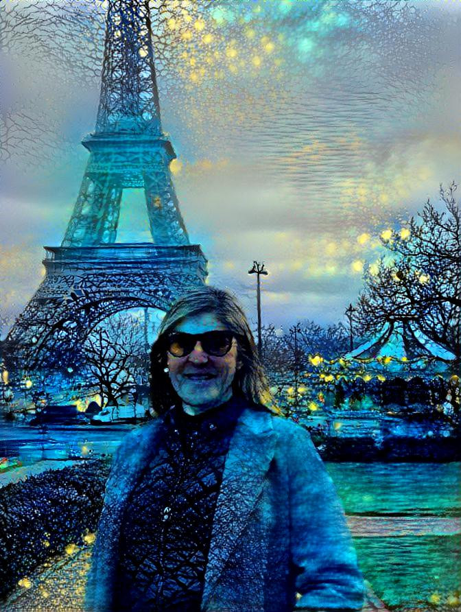 Elaine na Torre Eiffel 